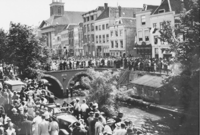 876801 Gezicht op het massaal toegestroomde publiek, vermoedelijk bij een bevrijdingsoptocht op de Jacobibrug en ...